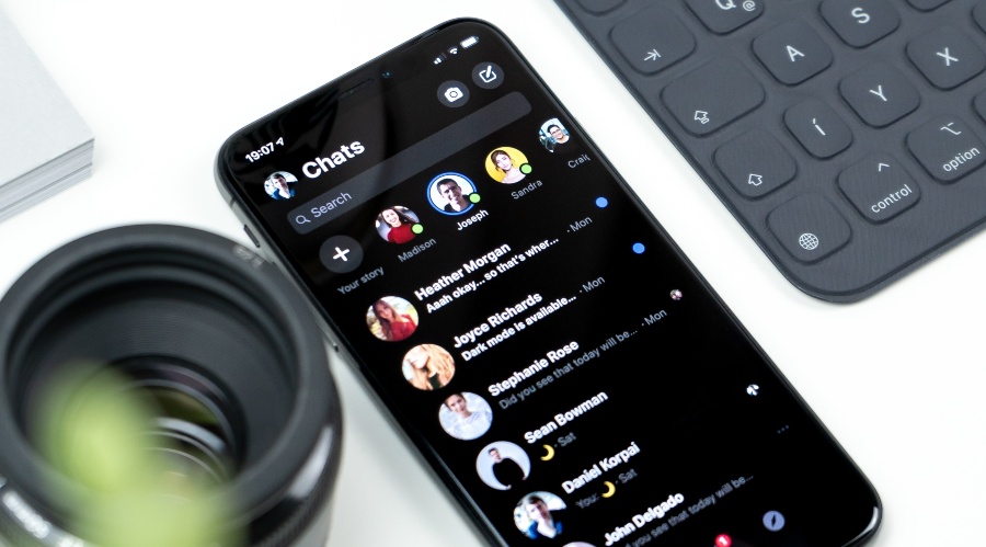 6 Design Trends for 2022: UI 1 daniel korpai r73OFSry5AI unsplash 1